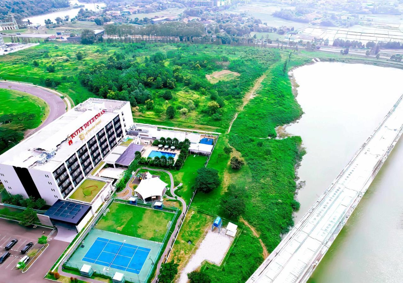 Le Premier Hotel Deltamas Cikarang Exterior photo